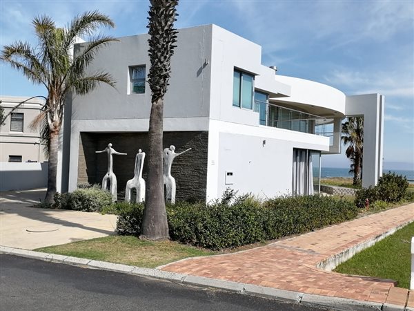 4 Bed House in Greenways Golf Estate