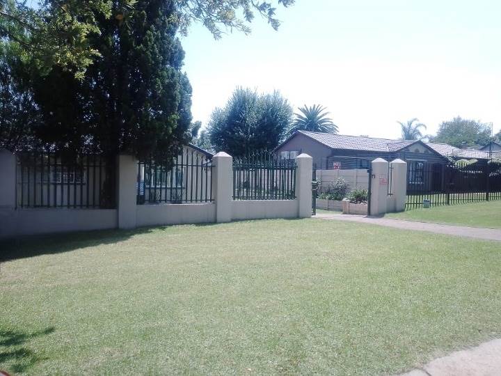 4 Bed House in Brackendowns photo number 23