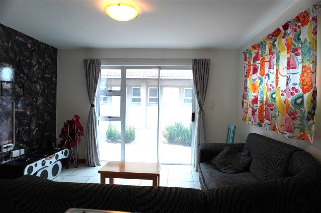 2 Bed Apartment in Stratford Green photo number 5