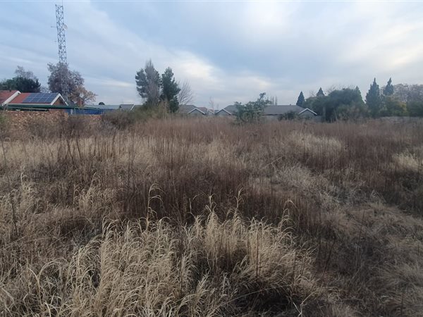 1008 m² Land available in Langenhoven Park