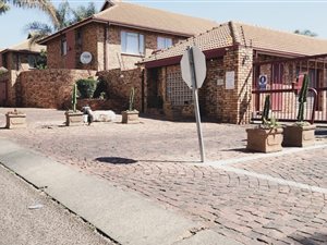 3 Bed Apartment in Zwartkop