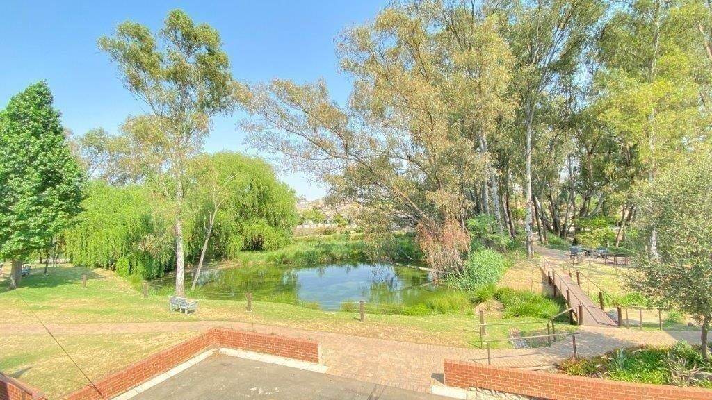 1 Bed Apartment in Douglasdale photo number 18