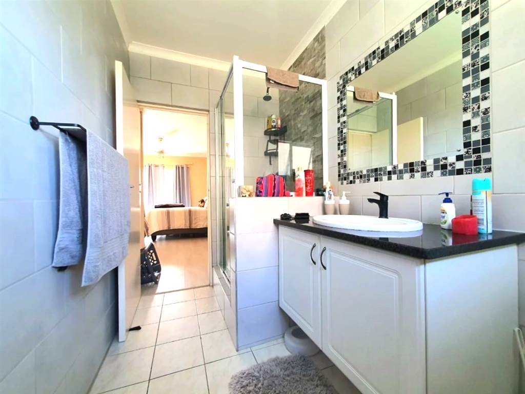 3 Bed Townhouse in Amanzimtoti photo number 10