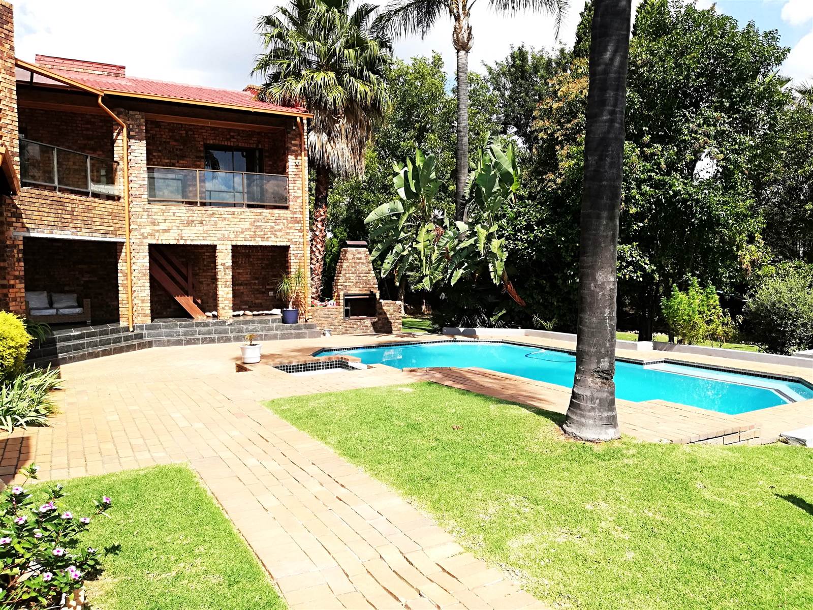 4 Bed House in Douglasdale photo number 2