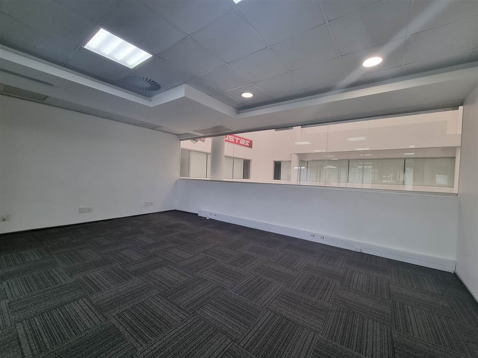 320  m² Commercial space in Rivonia photo number 11
