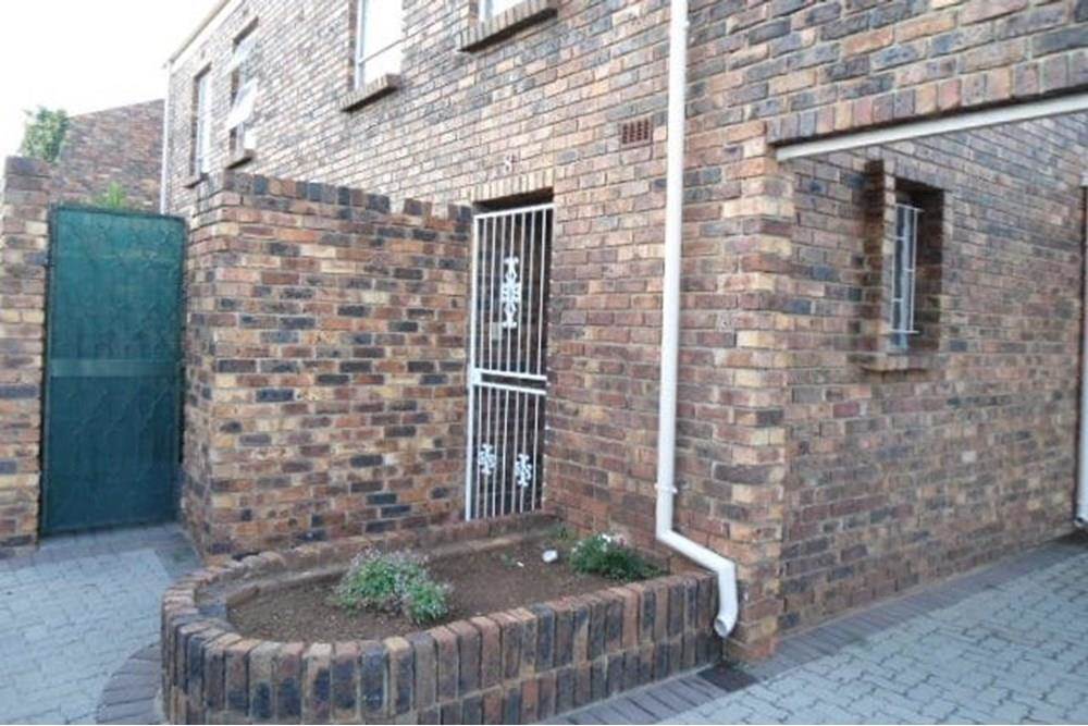 3 Bed Townhouse in Vaalpark photo number 2