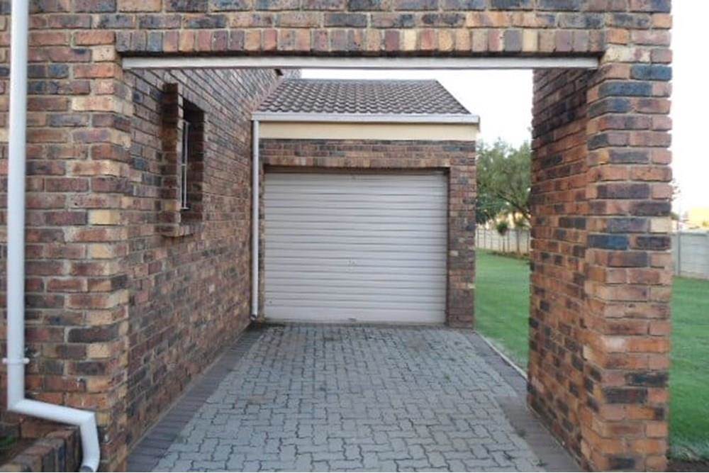 3 Bed Townhouse in Vaalpark photo number 3