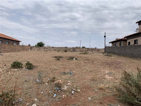 735 m² Land