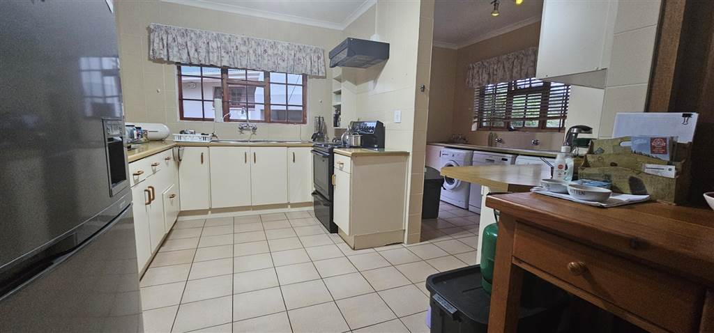 4 Bed House in Middedorp photo number 11