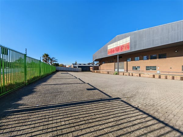 2 500  m² Industrial space