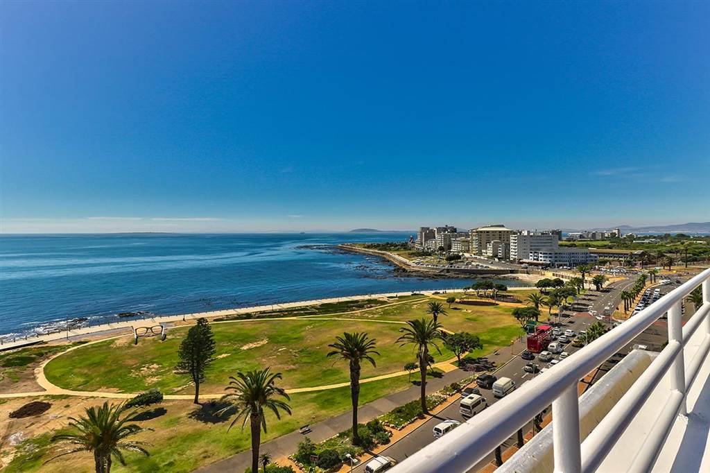 3 Bed Apartment in Sea Point photo number 4