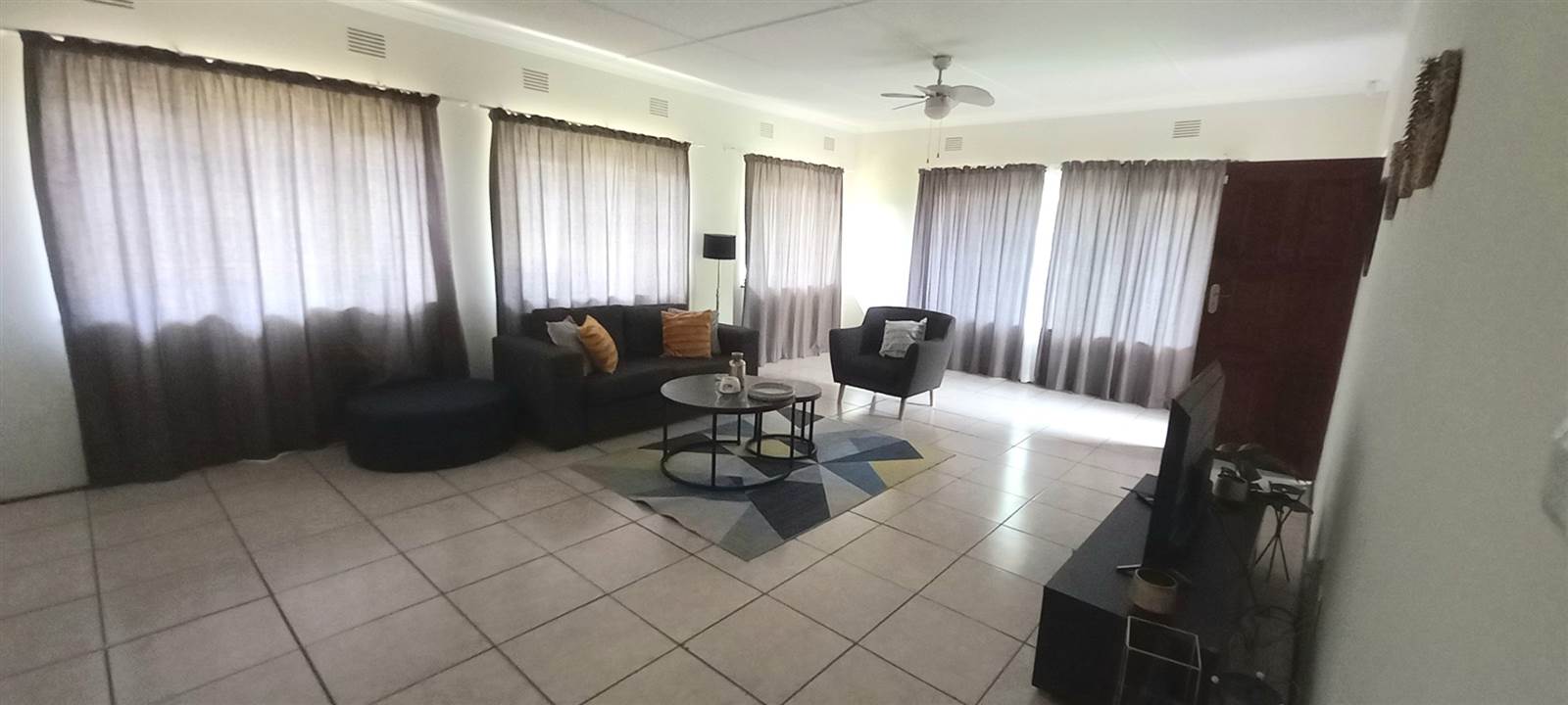 2 Bed Townhouse in Uvongo photo number 6