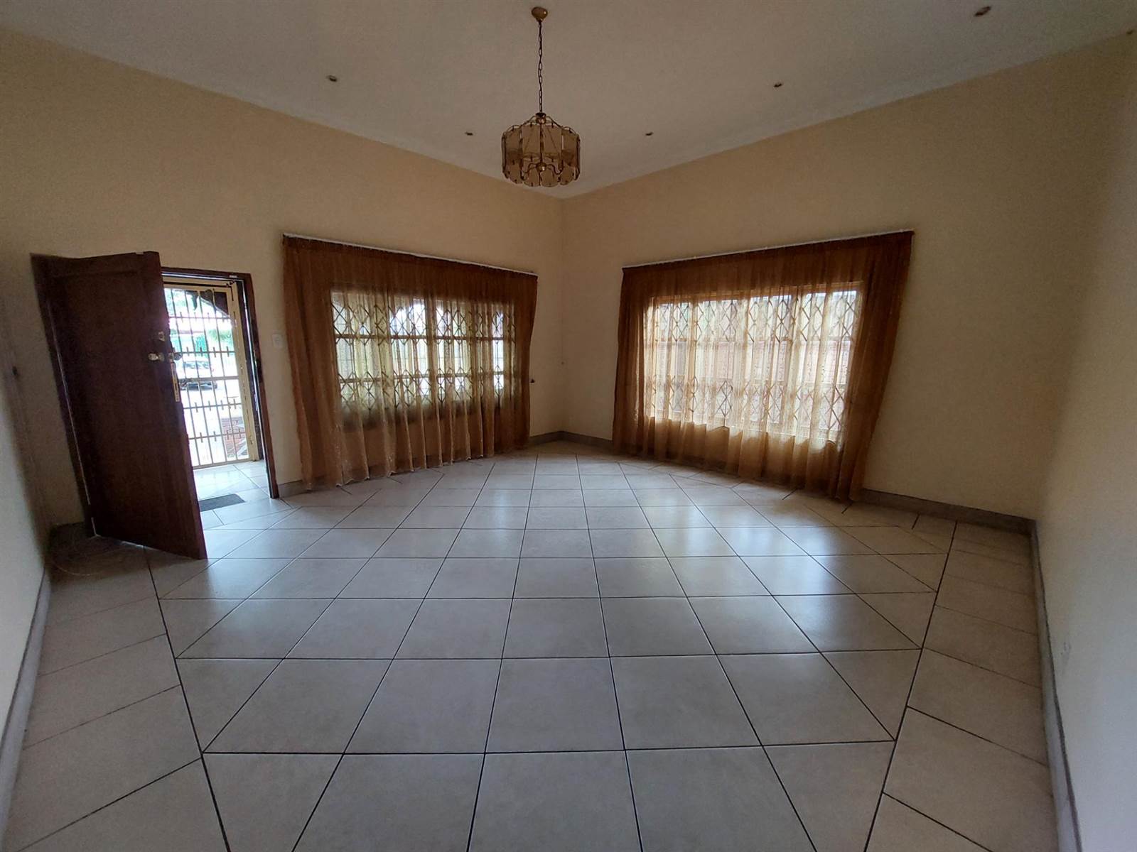 4 Bed House in Laudium photo number 2