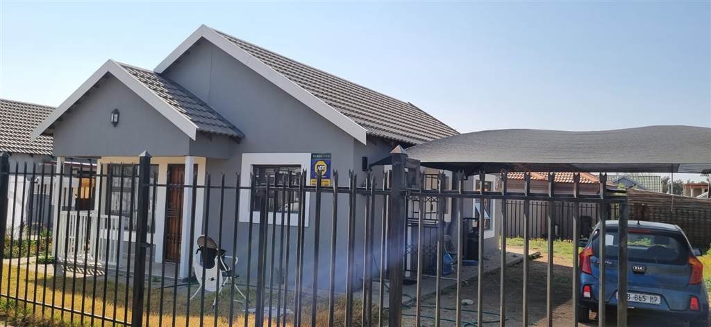 2 Bed House in Bloemspruit photo number 2