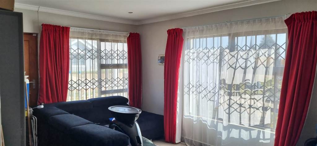 2 Bed House in Bloemspruit photo number 5