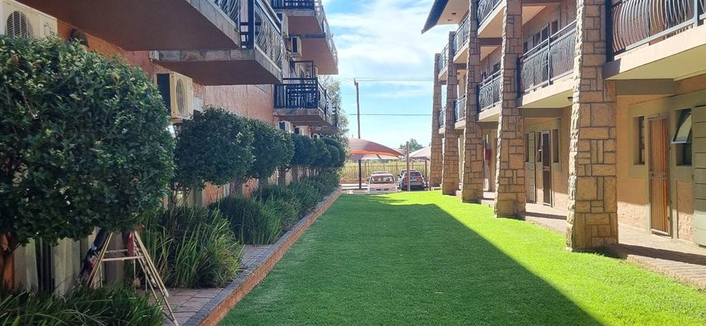 1 Bed Apartment in Bloemfontein photo number 1