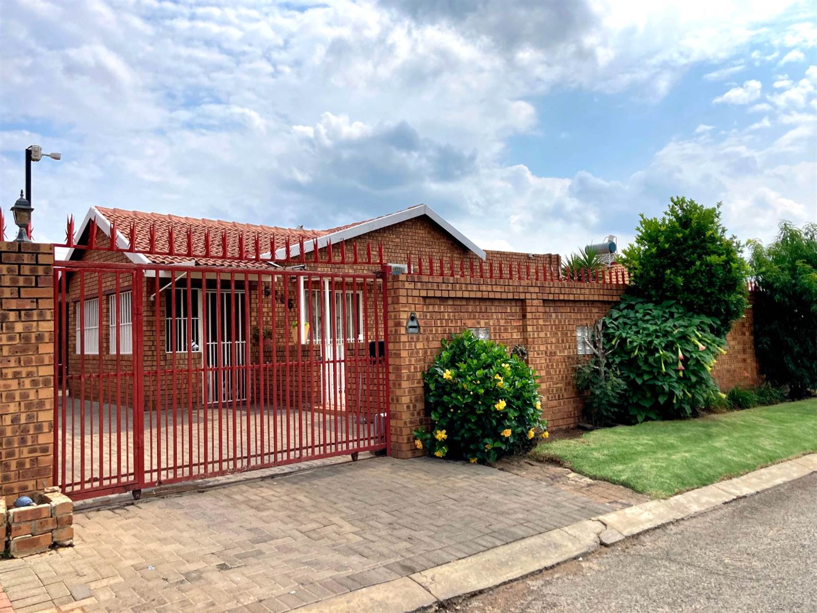 2 Bed House in Lenasia photo number 3