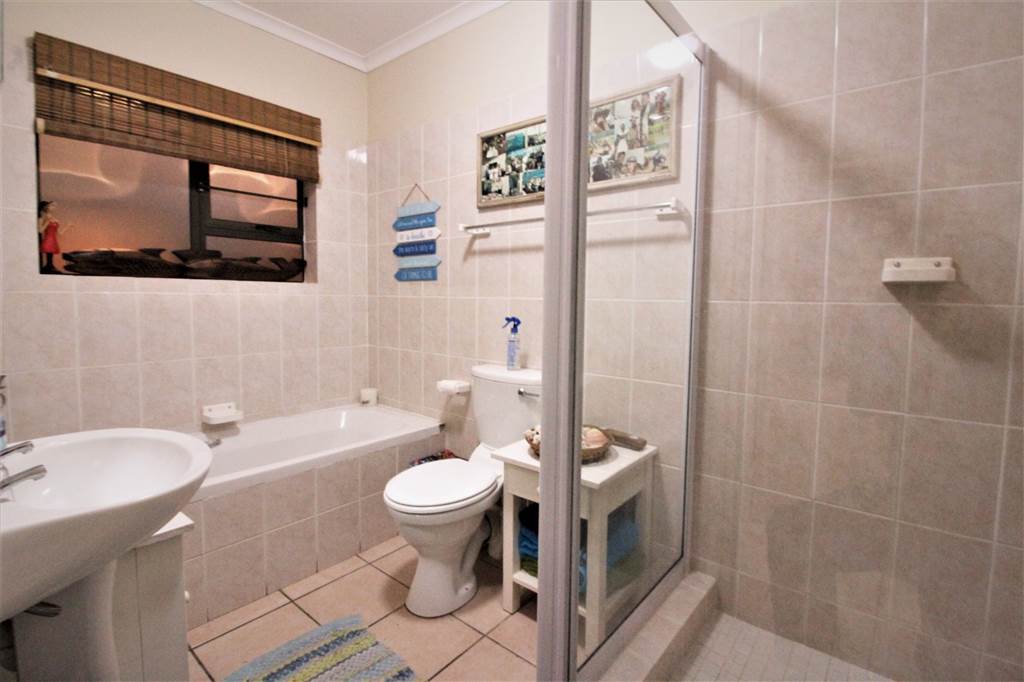2 Bed Townhouse in Keurbooms River photo number 15