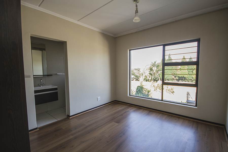 2 Bed Apartment in Douglasdale photo number 10