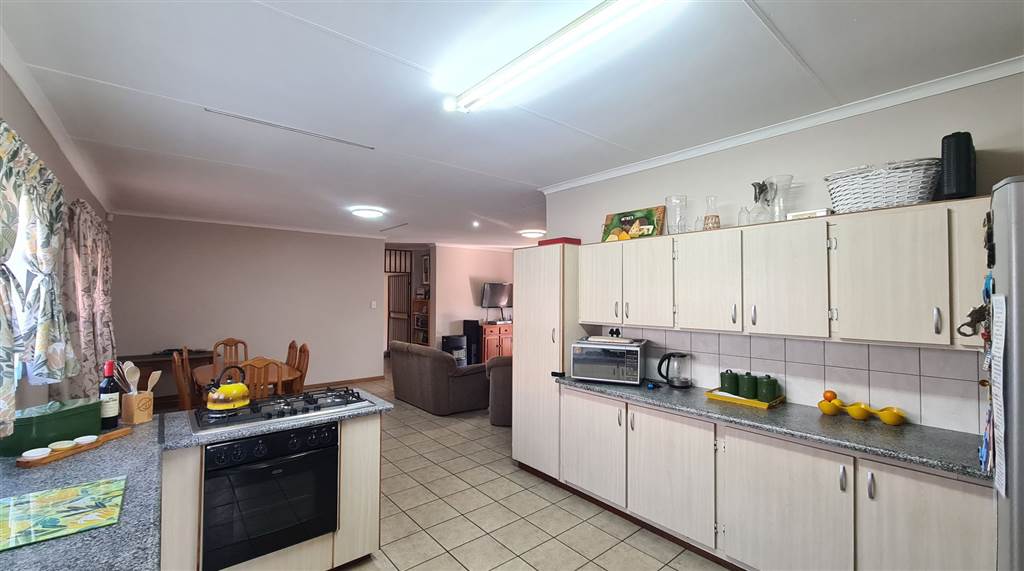 3 Bed House in Potchefstroom Central photo number 6