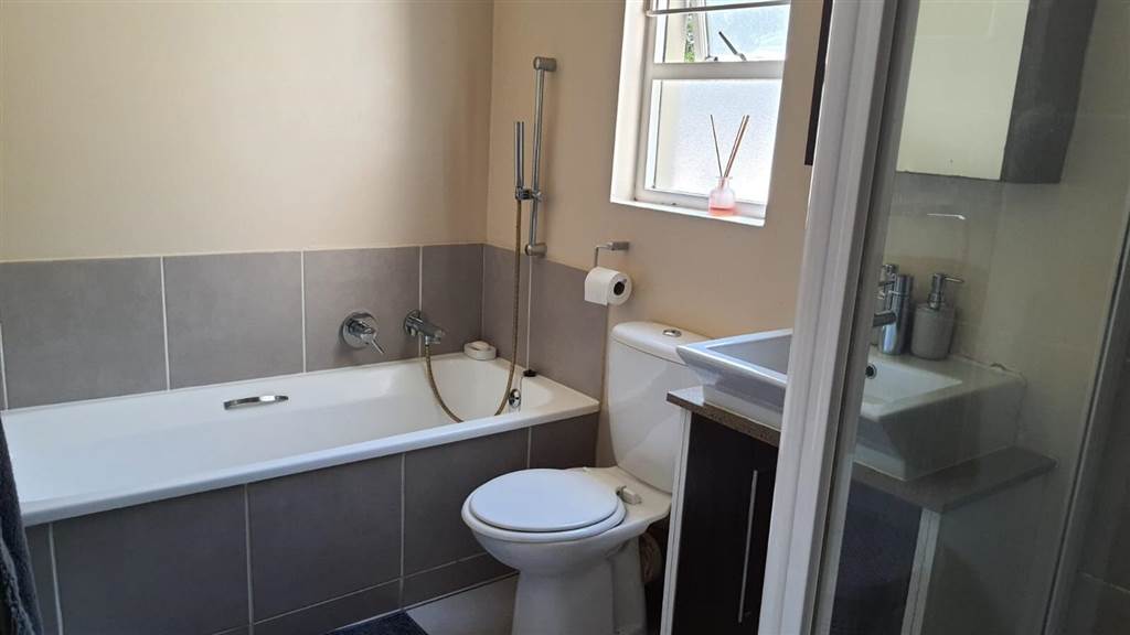 1 Bed Apartment in Bryanston photo number 16