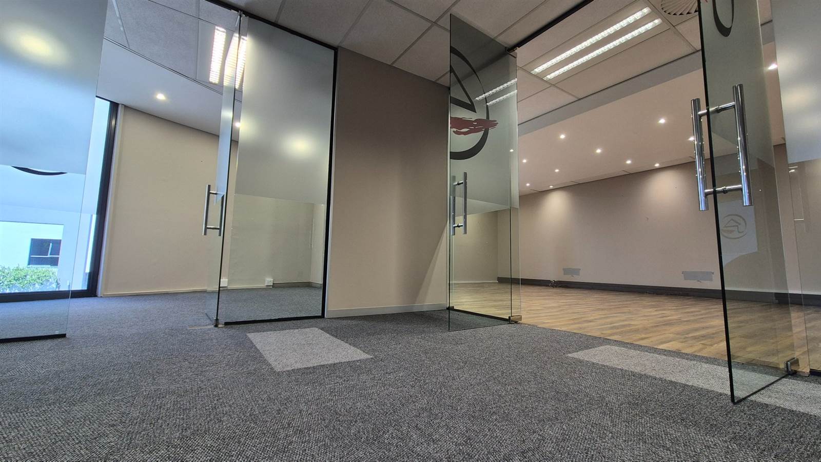 225  m² Office Space in Menlyn photo number 15