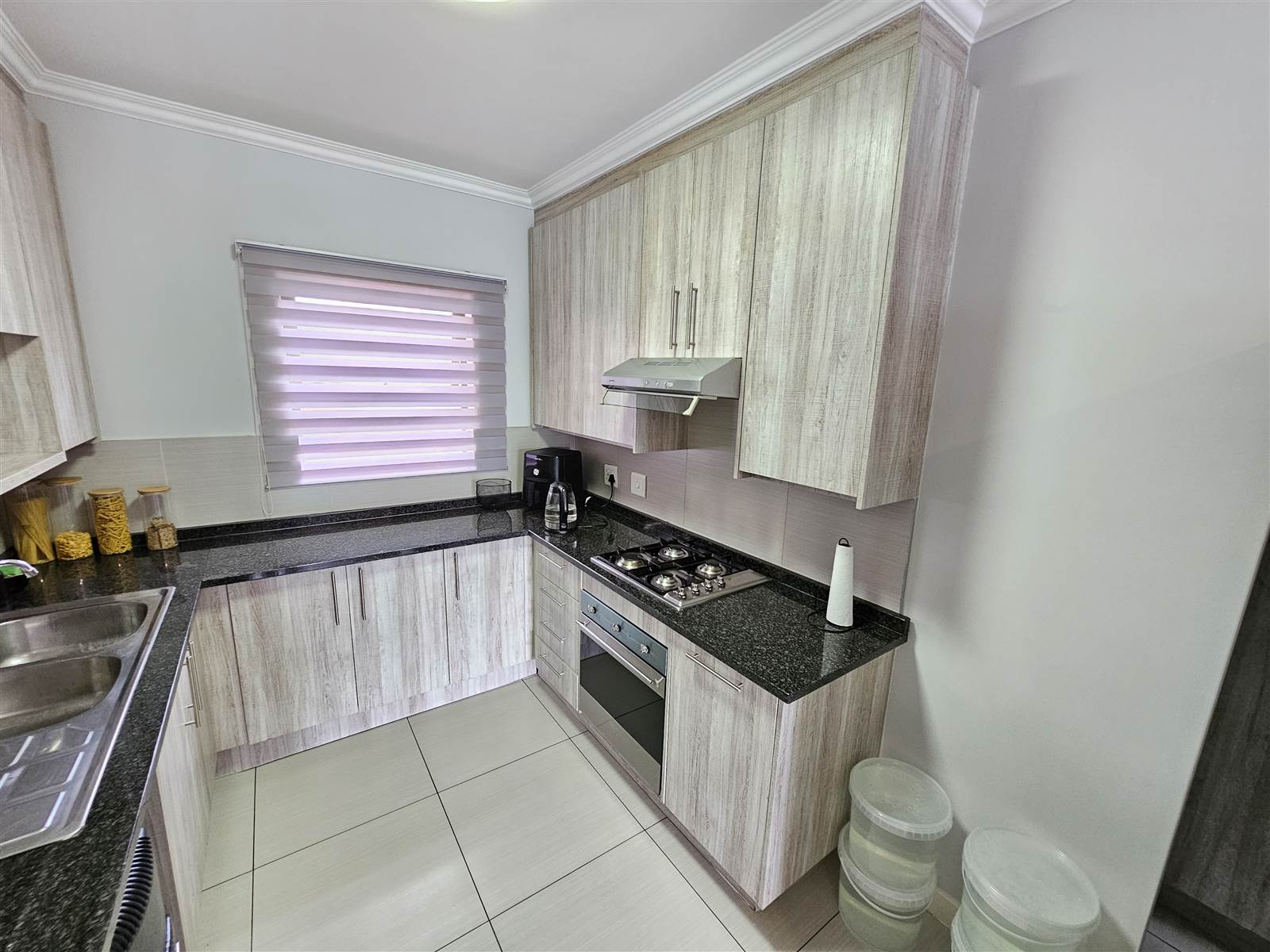 2 Bed Townhouse in Roodepoort Central photo number 6