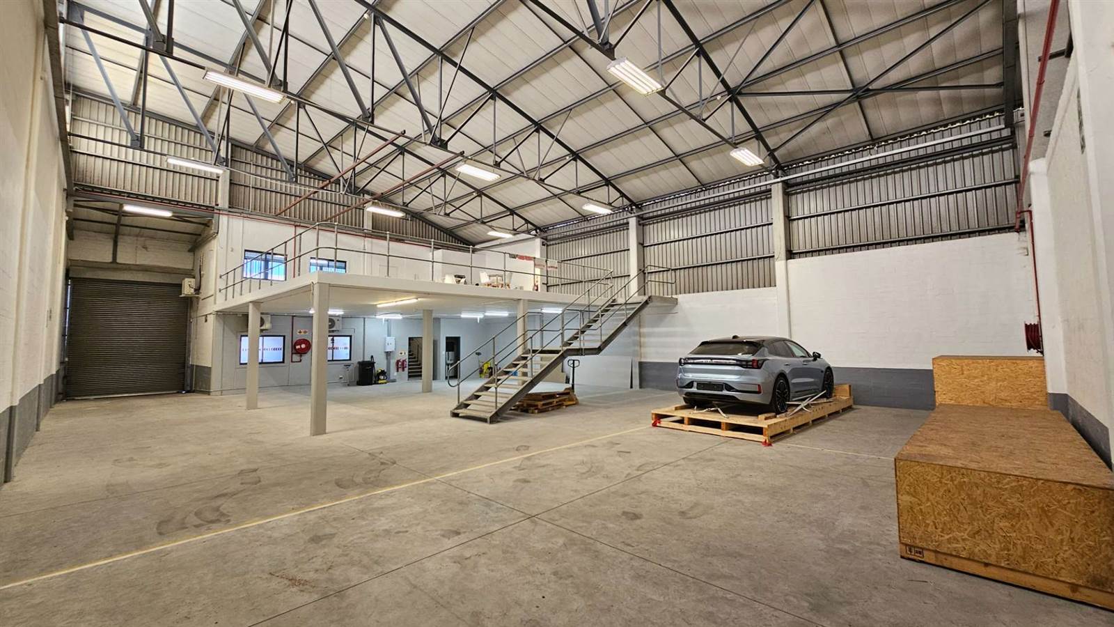 546  m² Industrial space in Airport Industria photo number 1