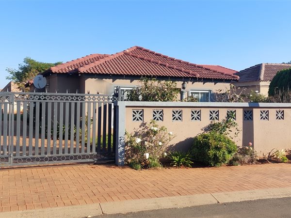 4 Bed House in Spruit View