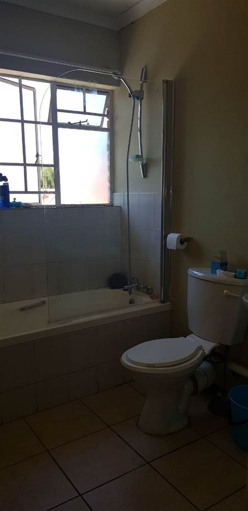 2 Bed Flat in Trichardt photo number 12