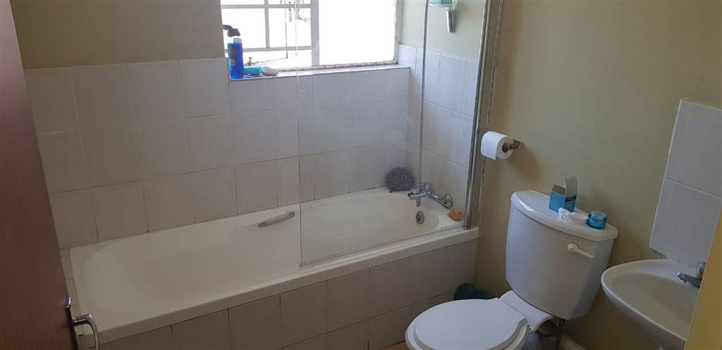 2 Bed Flat in Trichardt photo number 10