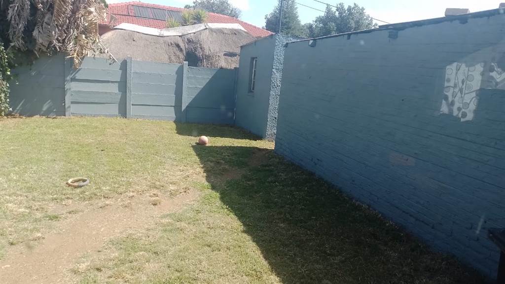 2 Bed House in Randfontein Central photo number 2