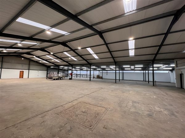 2 400  m² Industrial space