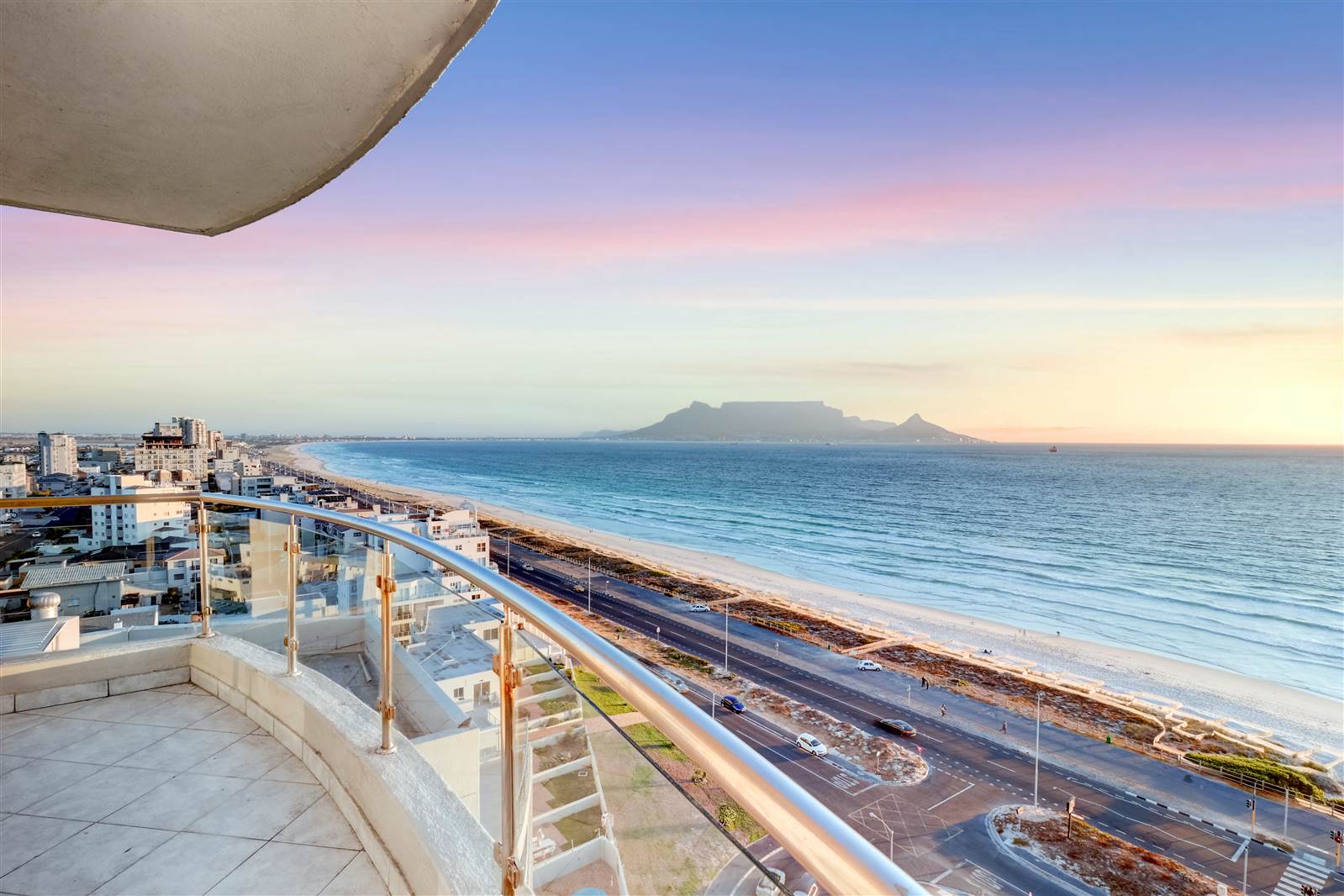 4 Bed Apartment in Bloubergstrand photo number 2