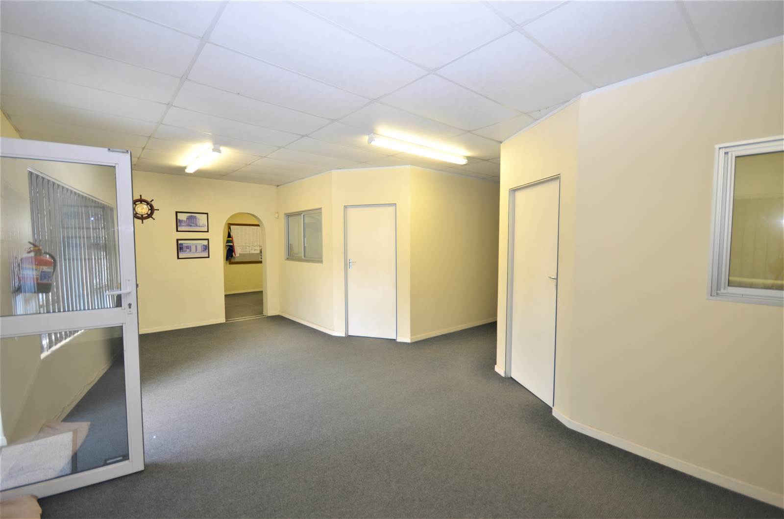 295  m² Commercial space in Southernwood photo number 5