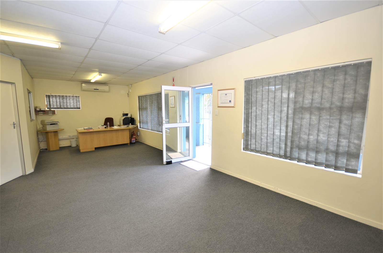 295  m² Commercial space in Southernwood photo number 3