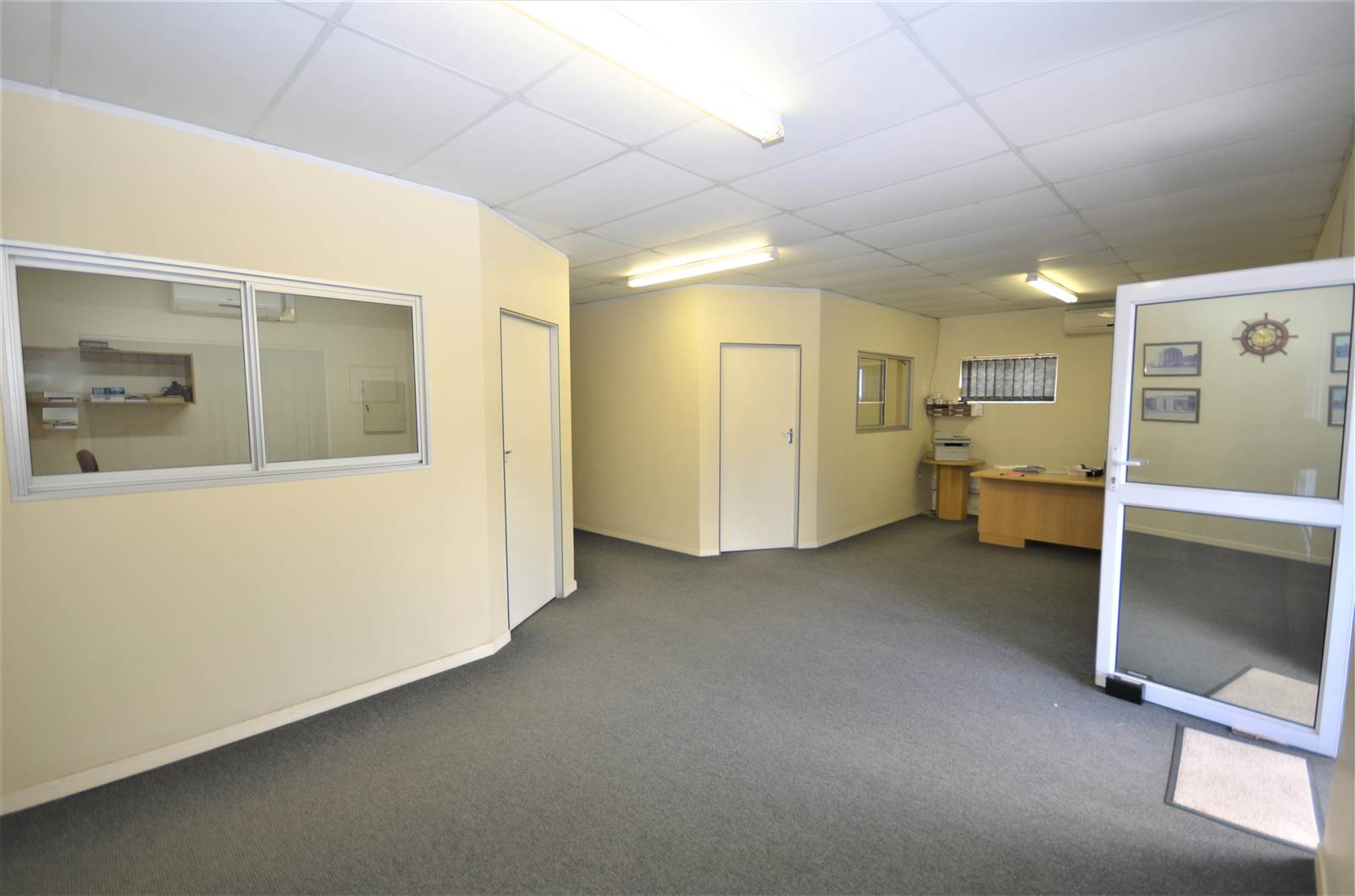 295  m² Commercial space in Southernwood photo number 6