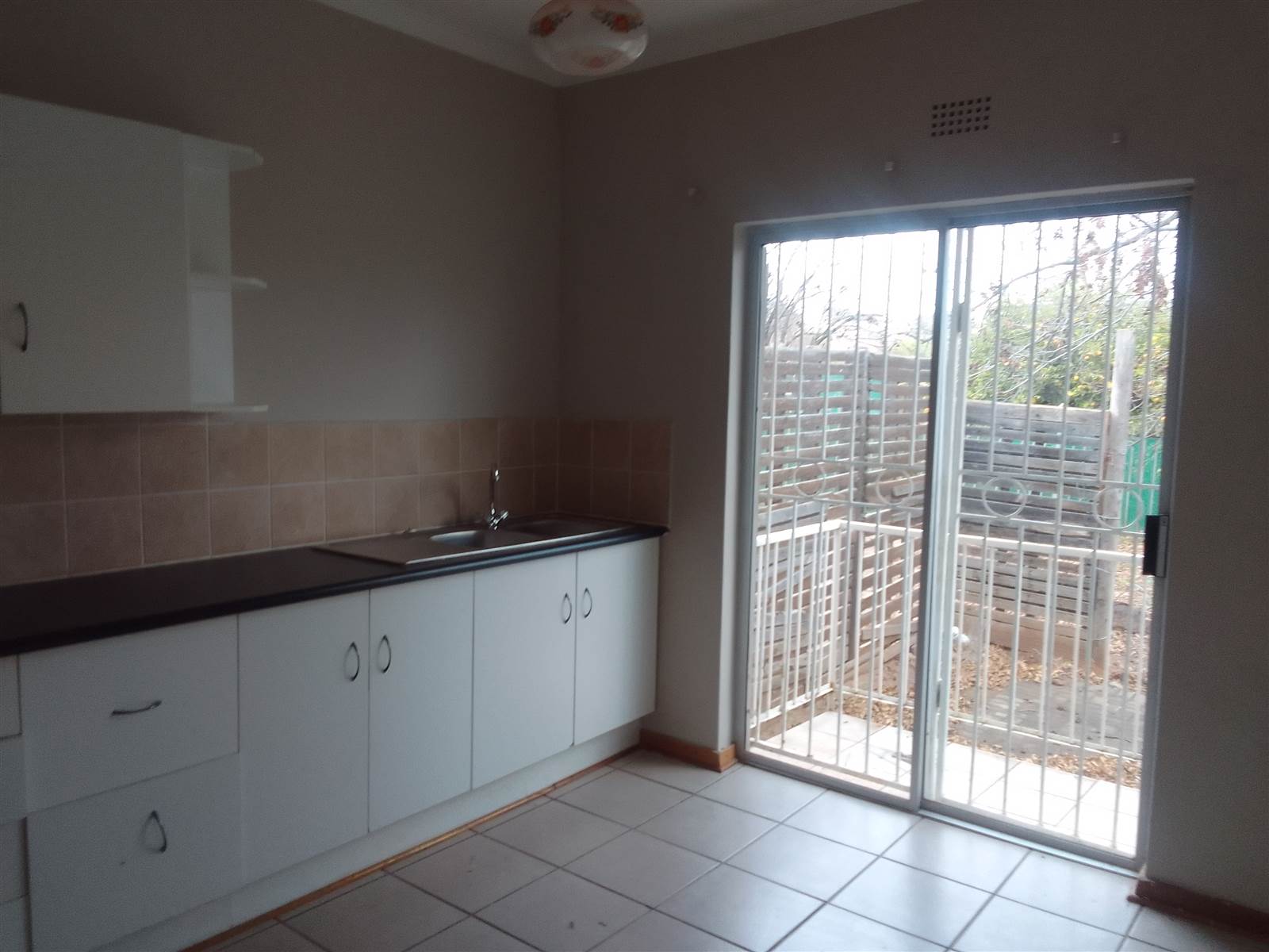 3 Bed House in Aliwal North photo number 14