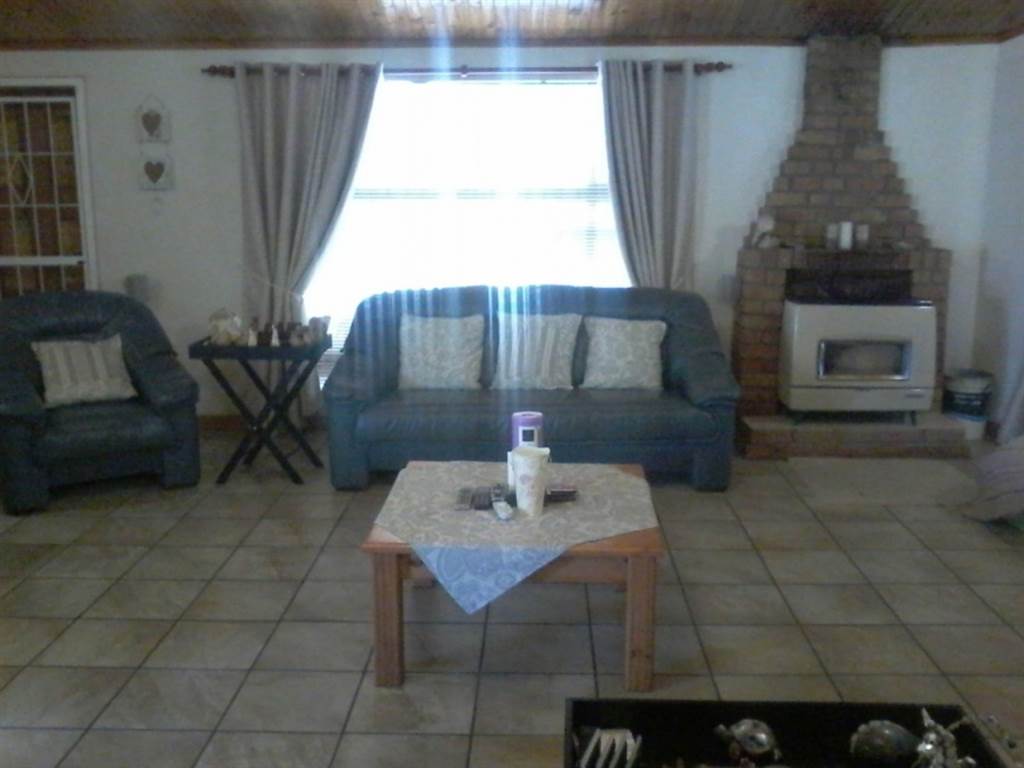 4 Bed House in Ficksburg photo number 10