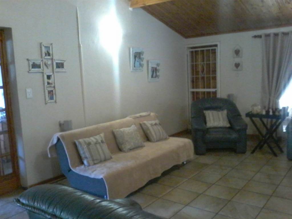 4 Bed House in Ficksburg photo number 11