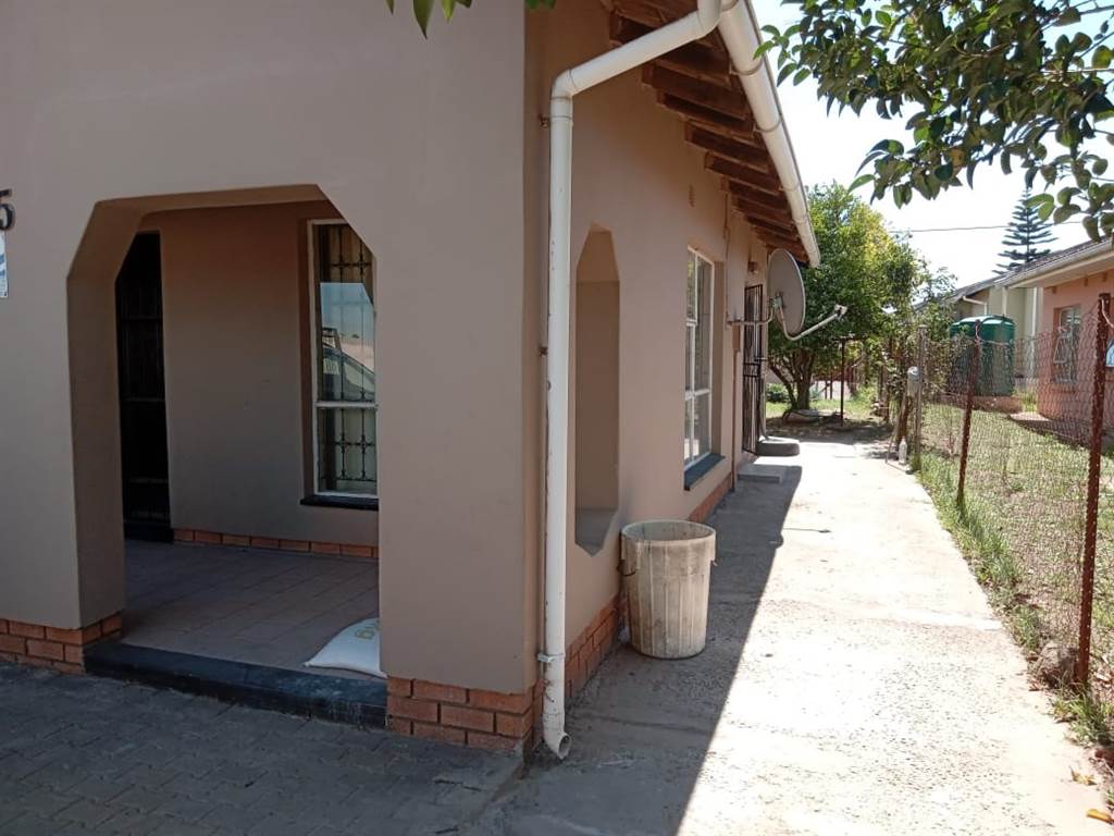 3 Bed House in Mthata photo number 2
