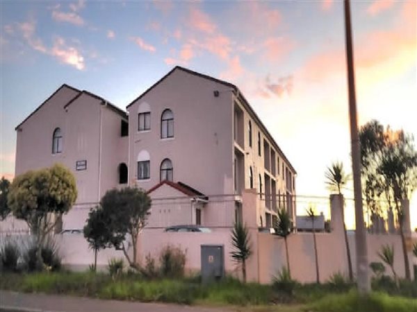 2 Bed Apartment in Grassy Park