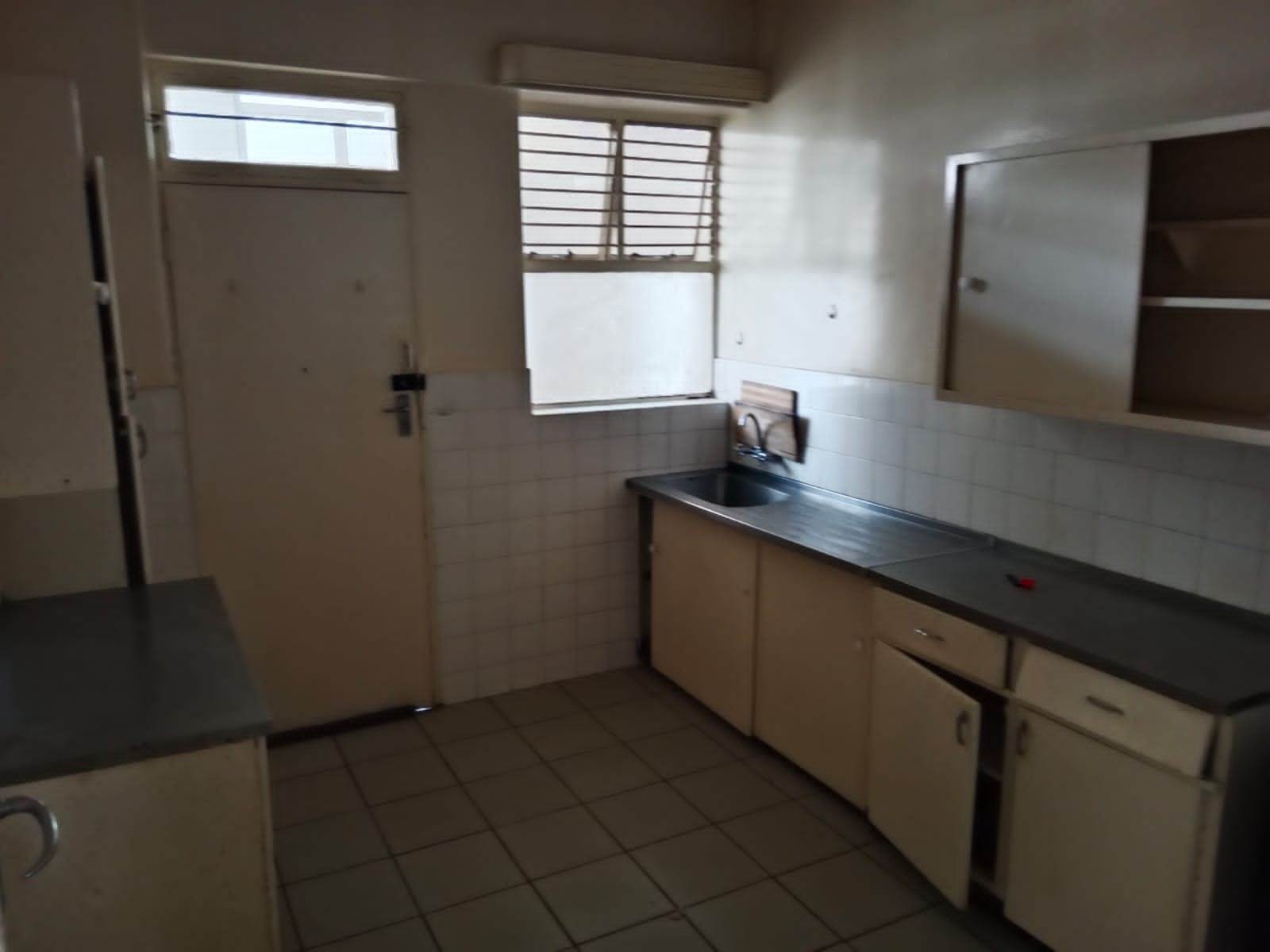 2 Bed Apartment in Yeoville photo number 11