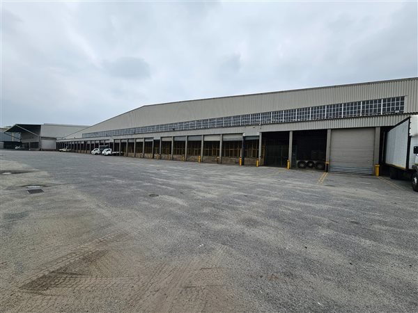 32 000  m² Industrial space