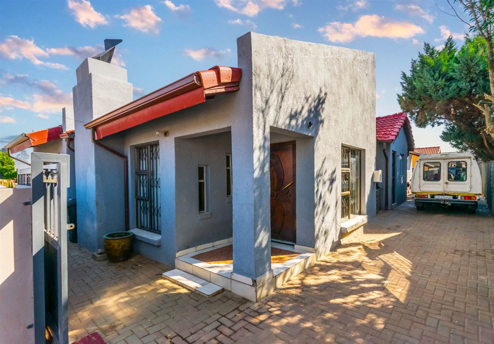 4 Bed House in Kagiso photo number 2