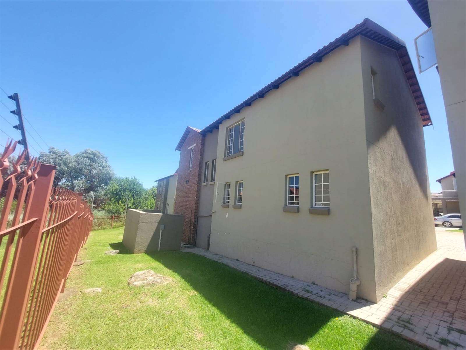 4 Bed Townhouse in Lydenburg photo number 4