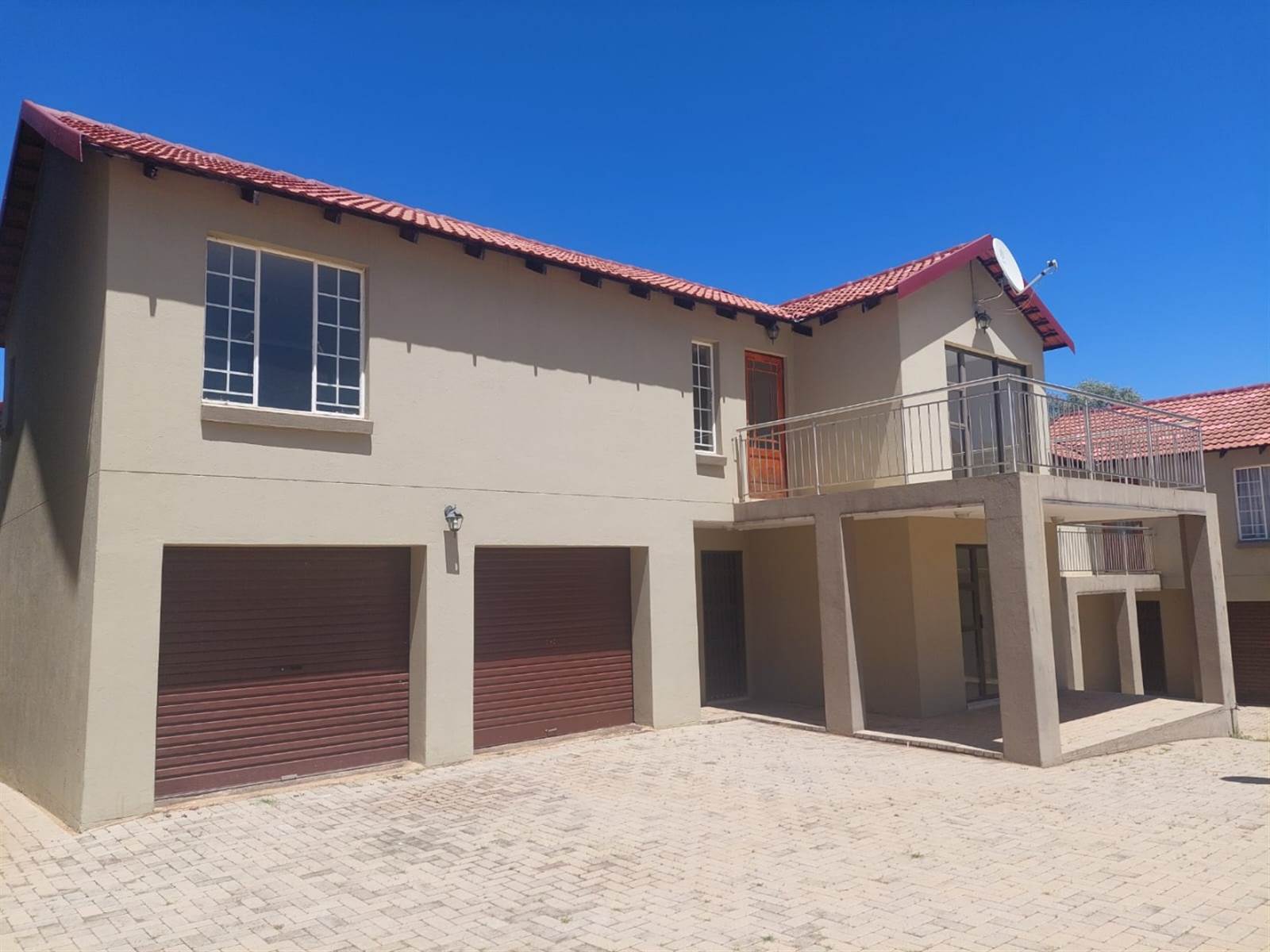 4 Bed Townhouse in Lydenburg photo number 2