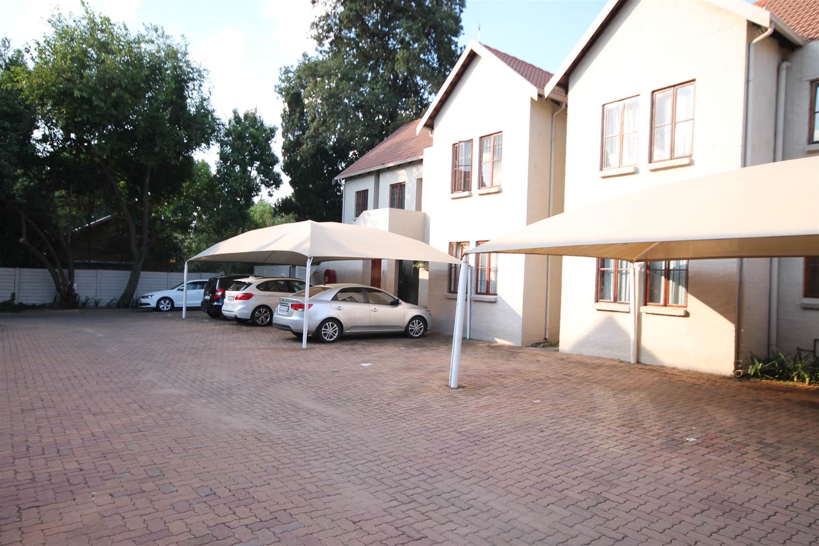1 Bed Apartment in Saxonwold photo number 1