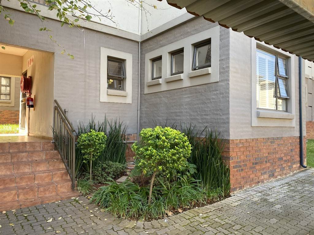 2 Bed Apartment in Saxonwold photo number 29