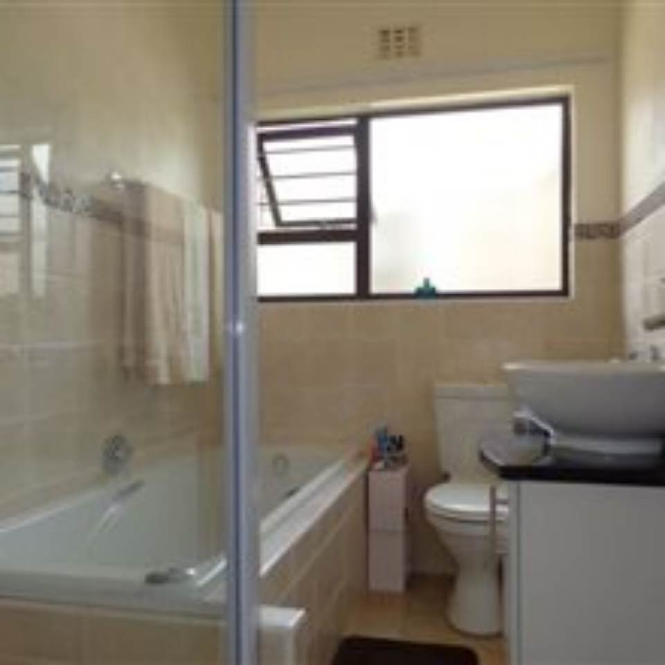 2 Bed Apartment in Saxonwold photo number 20